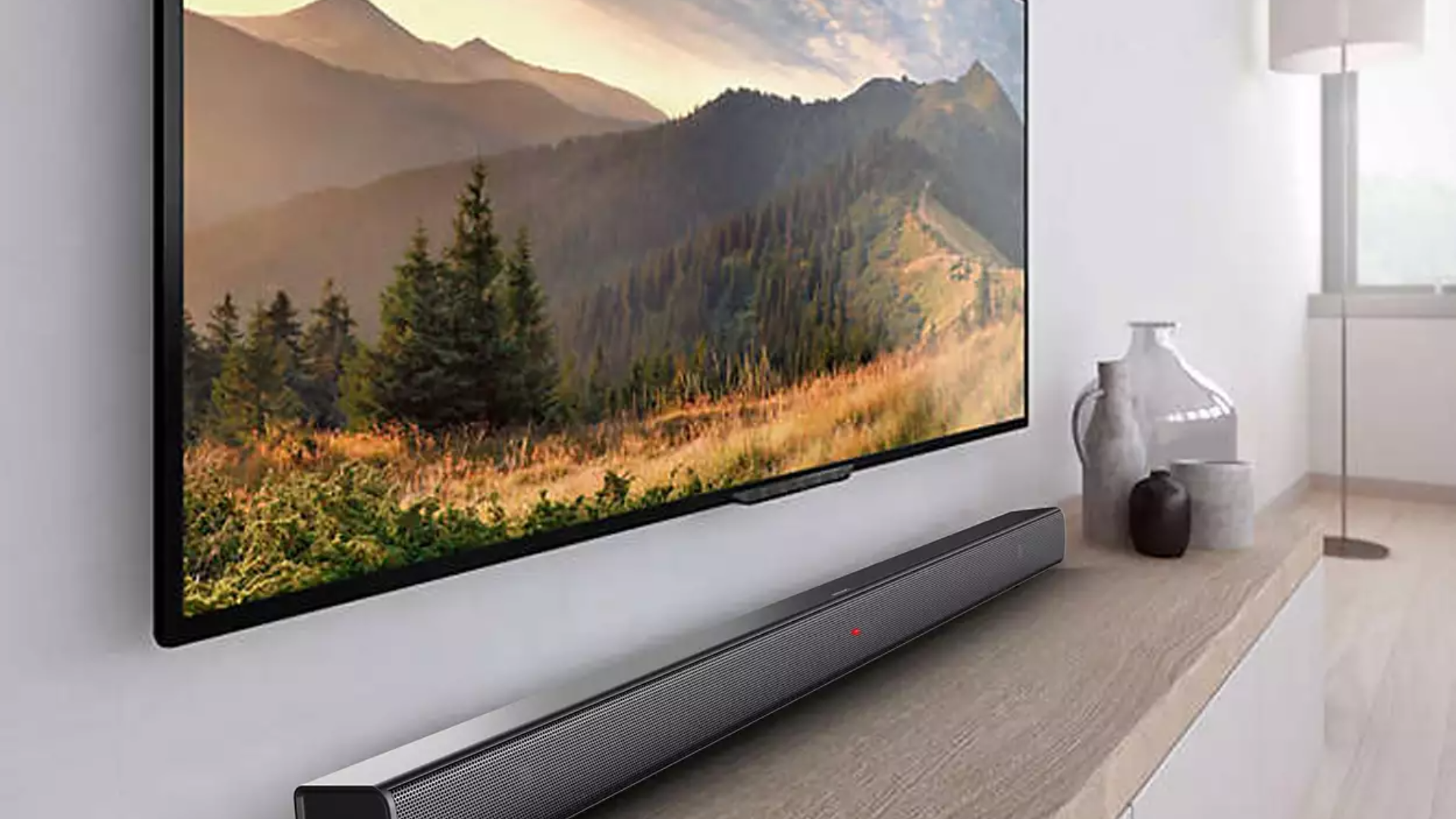 An der Wand montierter Fernseher/TV über Sideboard mit Soundbar, optimale Montagehöhe und sauberes Kabelmanagement